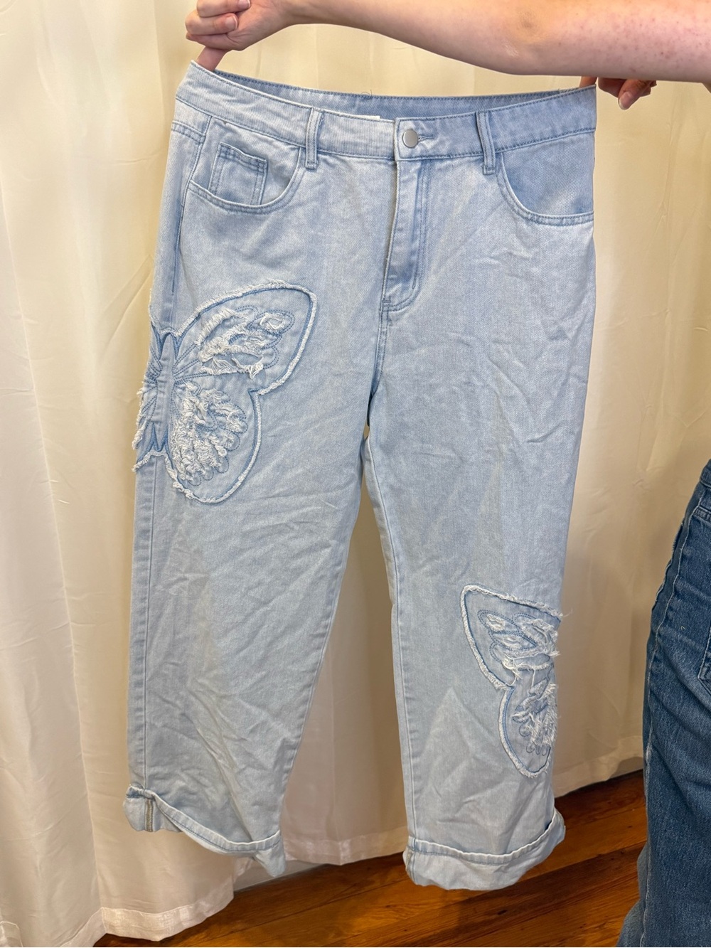 Light Blue Cropped Women's Jeans with Butterfly Appliqué